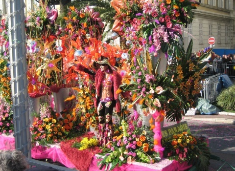 Карнавал в Ницце – это много разнообразных композиций из цветов