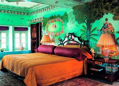 Все номера отеля Taj Lake Palace обставлены красивой резной деревянной мебелью и украшены роскошными тканями из шелка