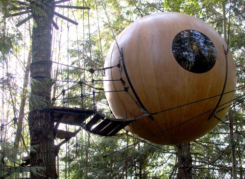 Free Spirit Spheres, Canada. Самый маленький и недорогой домик сможет приютить одного путешественника