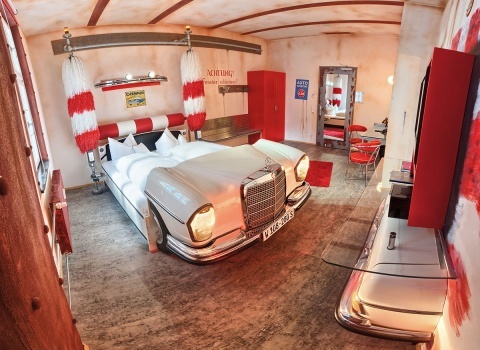 В отеле V8 Hotel, в тематических номерах у Вас будет возможность поспать в старинных авто, почувствовать себя живущим в автомастерской, на заправке, в автомойке или, например, в палатке на Диком Западе.