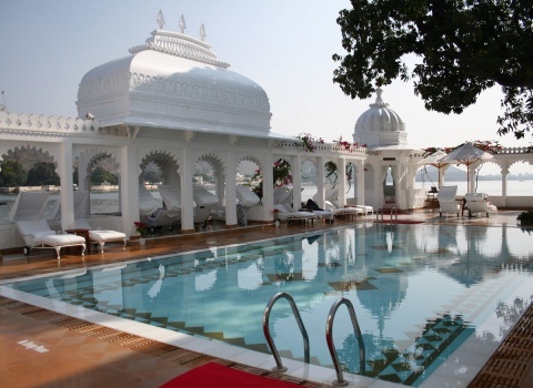 «Королевские дворецкие» (Royal Butlers), работающие в отеле Taj Lake Palace, являются потомками прислуги дворца