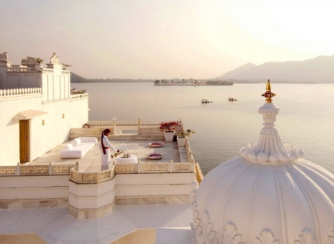 Из окон отеля Taj Lake Palace открывается захватывающий вид на Городской дворец, холмы предгорий Аравали и Маччалая-Магра, а также средневековый дворец Джаг-Мандир