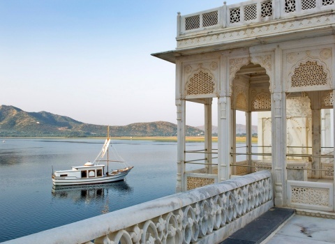 Курортный отель Taj Lake Palace расположен посреди озера Пикола в величественном здании дворцовой архитектуры