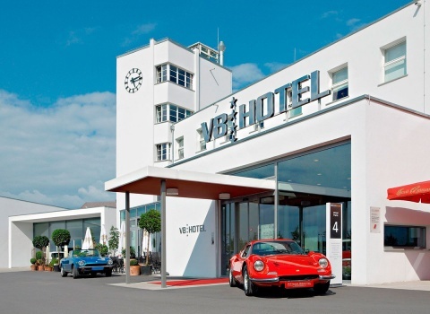 V8 Hotel, Stuttgart это 4 звездочный отель расположен в 30 километрах от Штутгарта в здании бывшего аэропорта Штутгарт-Бёблинген. 