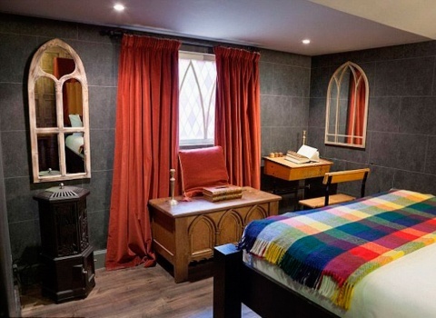 Harry Potter Hotel, London. Находясь в номере отеля Harry Potter Hotel Вы чувствуете, что являетесь частью этого очаровательного волшебного мира, потому что номера оформлены в стиле комнат в Хогвартсе.