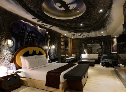 The Batcave, Taiwan. В номере отеля Batman есть двуспальная кровать, расположенная в комнате, выполненной с видом на пещеру.