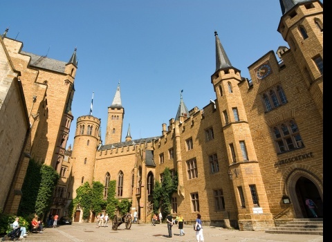 Замок Гогенцоллерн (Burg Hohenzollern), Германия. Замок напоминает знаменитый баварский Нойшваштайн.
Любопытно, что первый камень в основание Нойшванштайна был заложен через 2 года после постройки Гогенцоллерна.