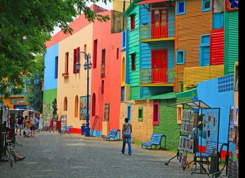 Достопримечательность мира: La Boca Buenos Aires (Аргентина).
Красочные здания, мощеные улочки, представления. Всё это делает район La Boca одним из самых посещаемых.