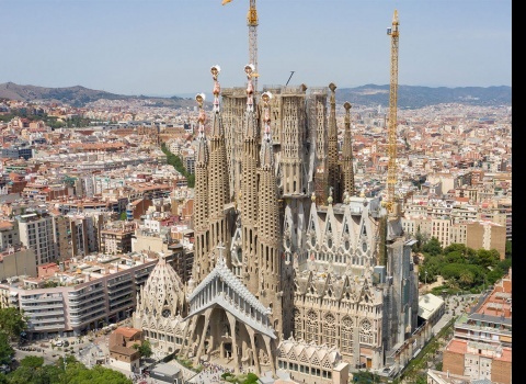 Достопримечательность мира: La Sagrada Família (Испания).
Строительство богато украшенного храма началось в 1882 году и до сих пор не закончено (ожидаемая дата завершения — 2026 год).