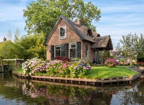 Гитхоорн (Giethoorn) (Нидерланды). Некоторые мосты являются частью улицы, а некоторые мосты — часть входа в дом.