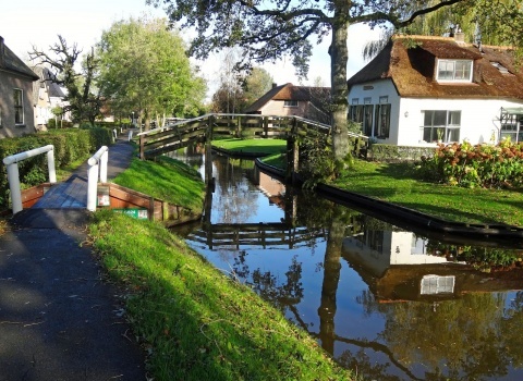 Гитхоорн (Giethoorn) (Нидерланды). В деревне можно взять на прокат различные лодки, катеры и прочие водные судна 