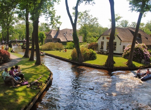 Гитхоорн (Giethoorn) (Нидерланды). В старой части деревни не было дорог и все перемещались только на лодках