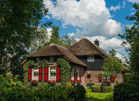 Гитхоорн (Giethoorn) (Нидерланды). Для проживания вы можете выбрать: отель, снять целый дом и есть возможность арендовать ферму