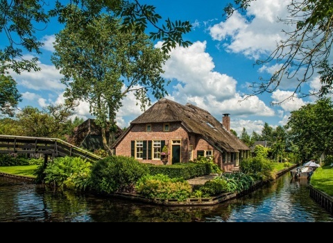 Гитхоорн (Giethoorn) (Нидерланды). Деревня расположена в самом центре национального парка Weeribben-Wieden.